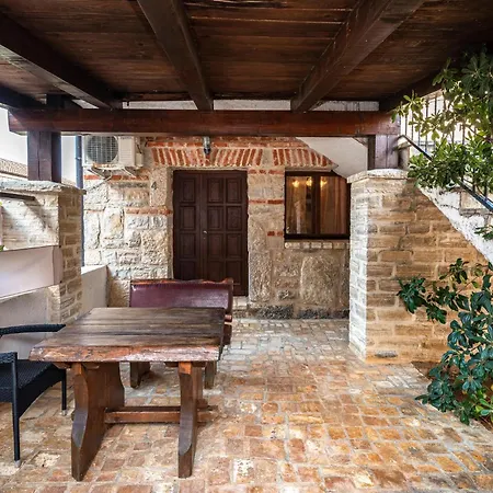 Five-bedroom In Hébergement de vacances Vir
