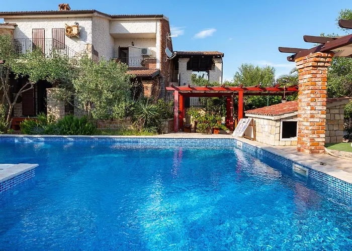 Hébergement de vacances Five-bedroom In Vir