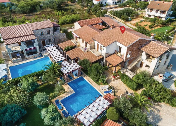 Hébergement de vacances Five-bedroom In *