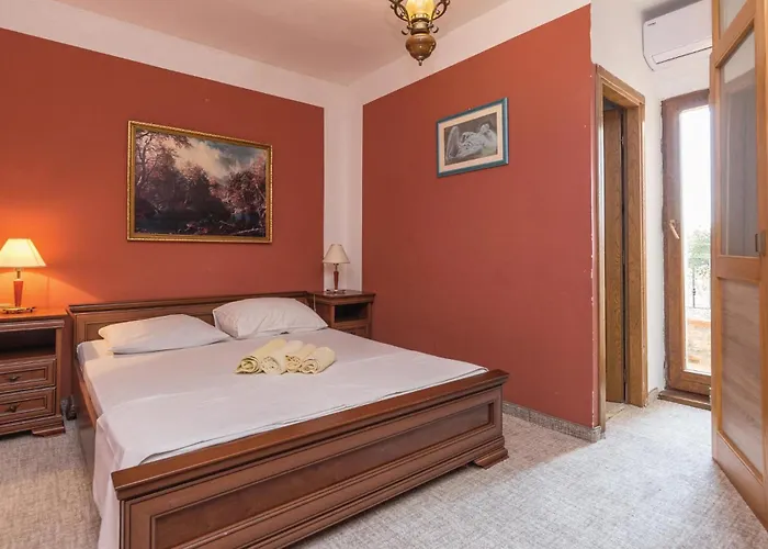 Hébergement de vacances Five-bedroom In Vir