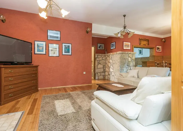 Five-bedroom In Hébergement de vacances Vir