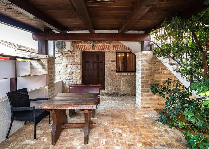 Five-bedroom In Hébergement de vacances Vir