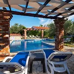 Five-bedroom In * Vir