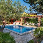 Five-bedroom In * Vir