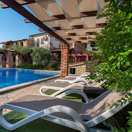 Five-bedroom In * Vir