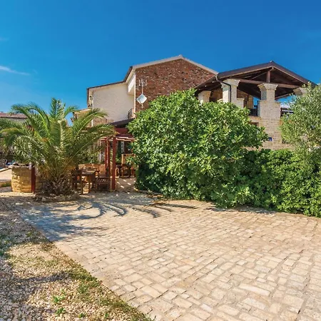 Ferienhaus Five-bedroom In Vir