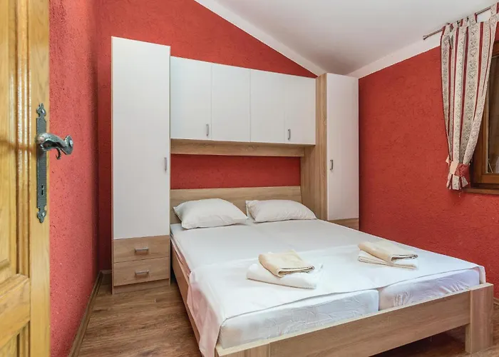 Five-bedroom In Hébergement de vacances Vir