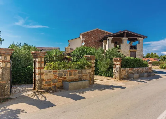 Five-bedroom In Hébergement de vacances Vir