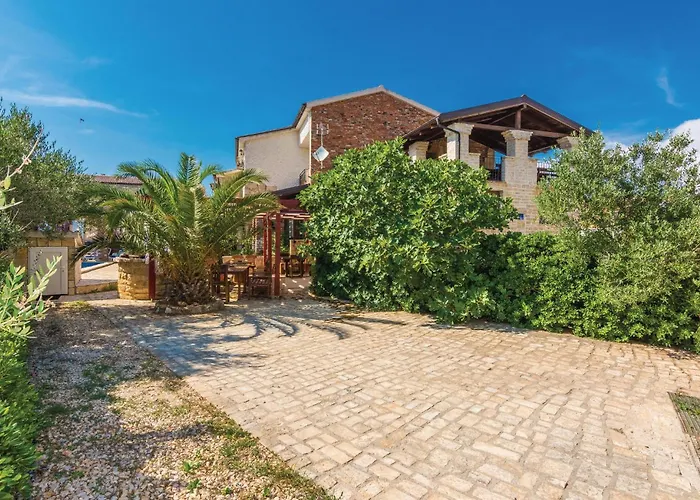 Hébergement de vacances Five-bedroom In Vir
